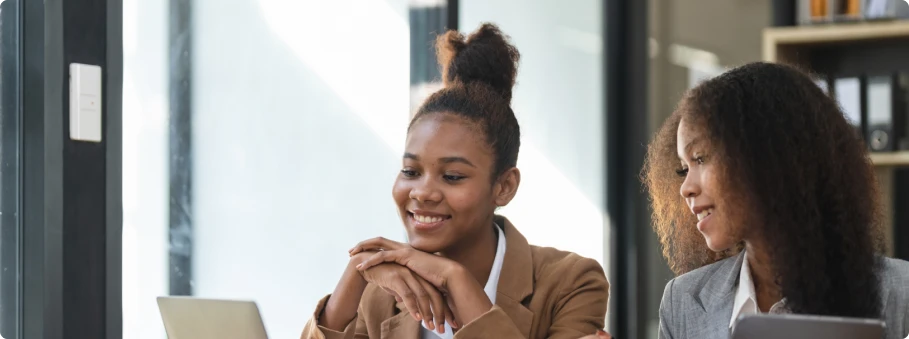 Deux femmes collaborant sur la comptabilité d'une entreprise