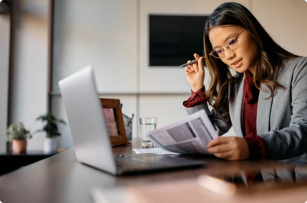 Femme réfléchissant à la création d'entreprise et au choix du statut juridique